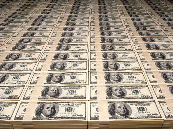100ドル札の山
